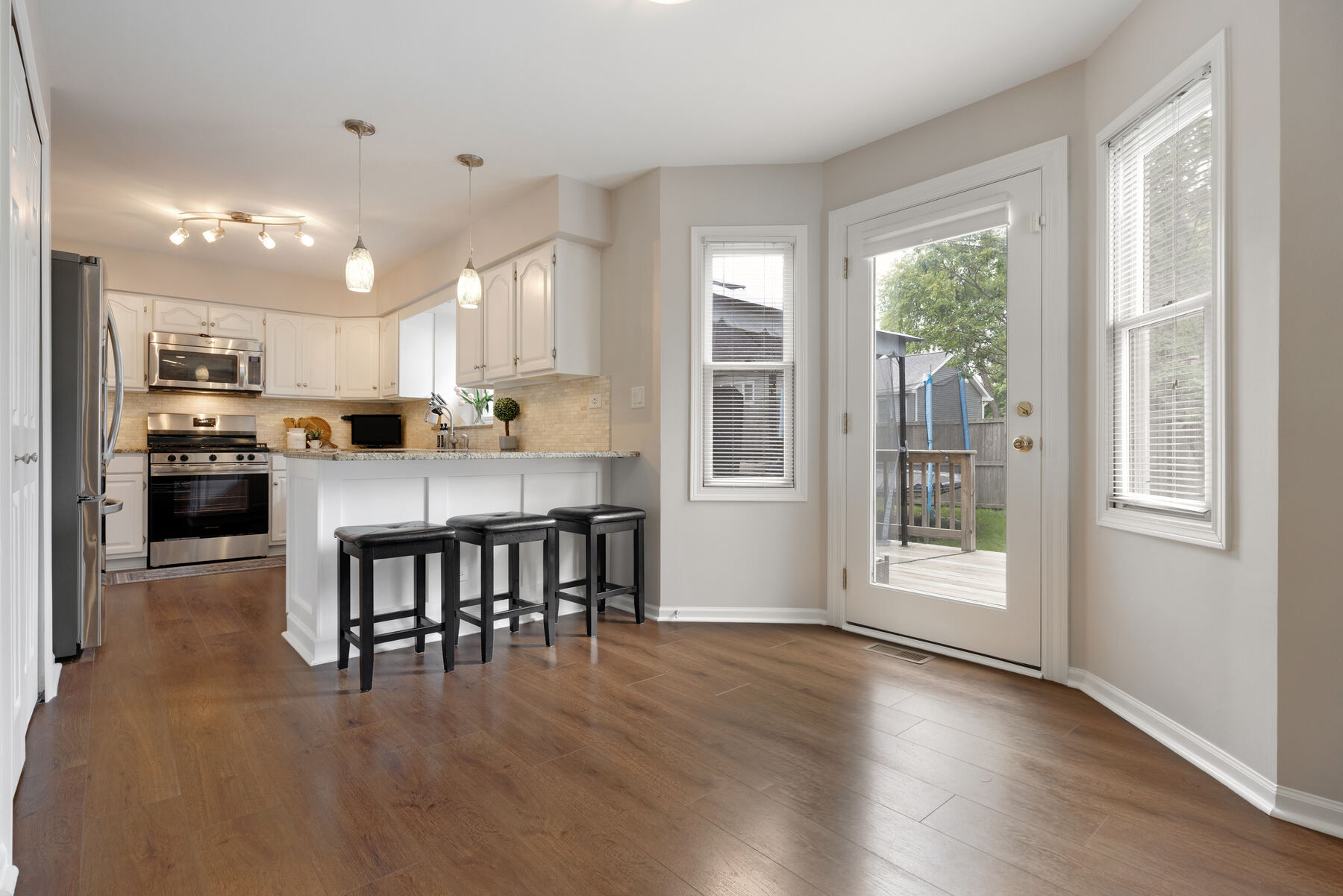 Kitchen and breakfast area